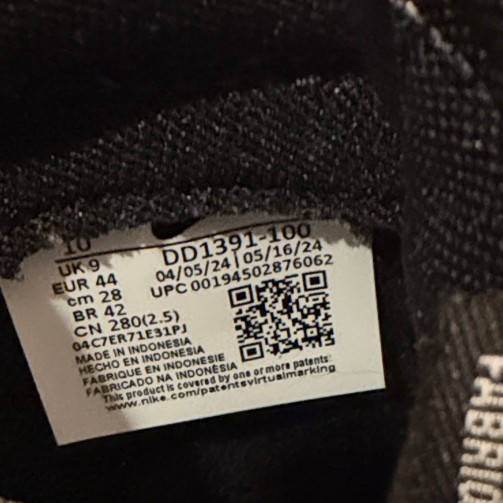 Nike Classic Black and White Low-Tops - Picture 4 of 4